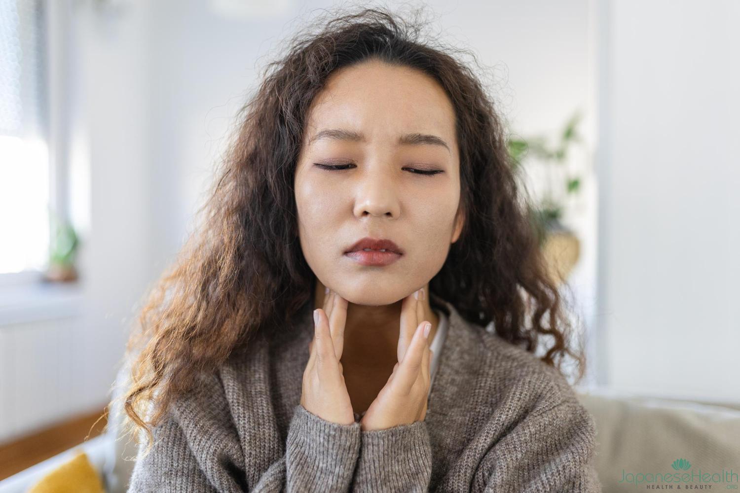 喉の痛みを自宅で緩和するための方法は多数あります。