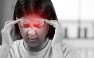 咳は、頭部の血管に過度の圧力をかけ、頭痛を引き起こす可能性があります。