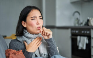 夜に咳が出ることは、多くの人が経験する症状です。咳は、気道に刺激や炎症があることを示すサインであり、さまざまな原因によって引き起こされます。