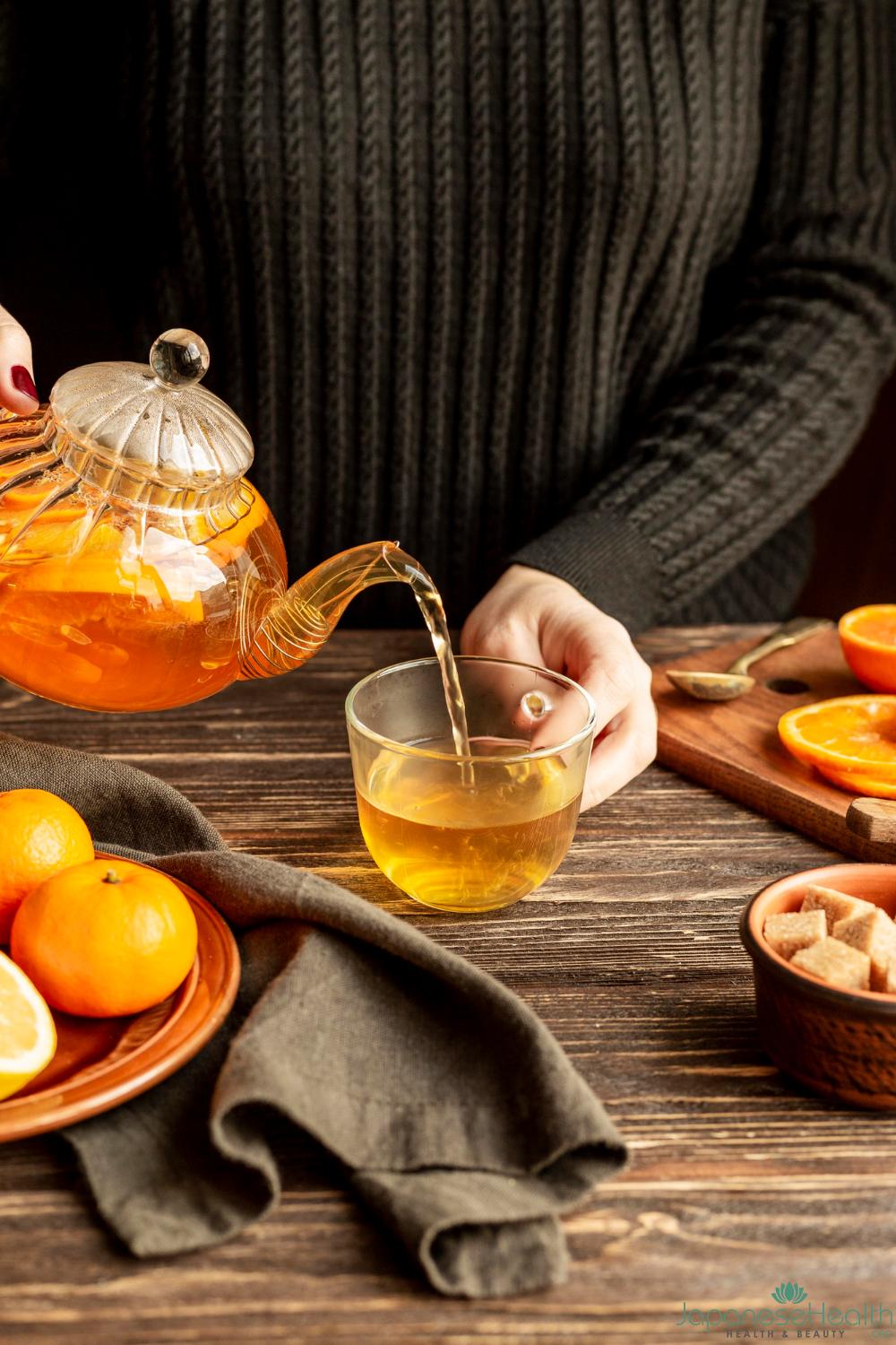 温かいお茶やチキンスープを飲むことで、喉を潤し、痛みを和らげることができます。温かい飲み物は、喉の後ろを潤し、咳を和らげる効果があります.