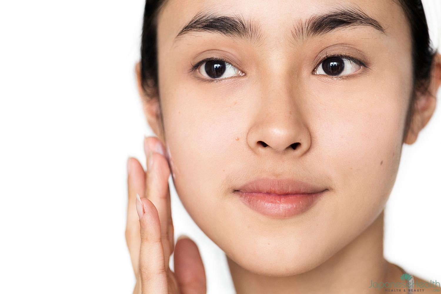 血行が促進されることで、顔全体のくすみやむくみが改善され、小顔効果が期待できます。