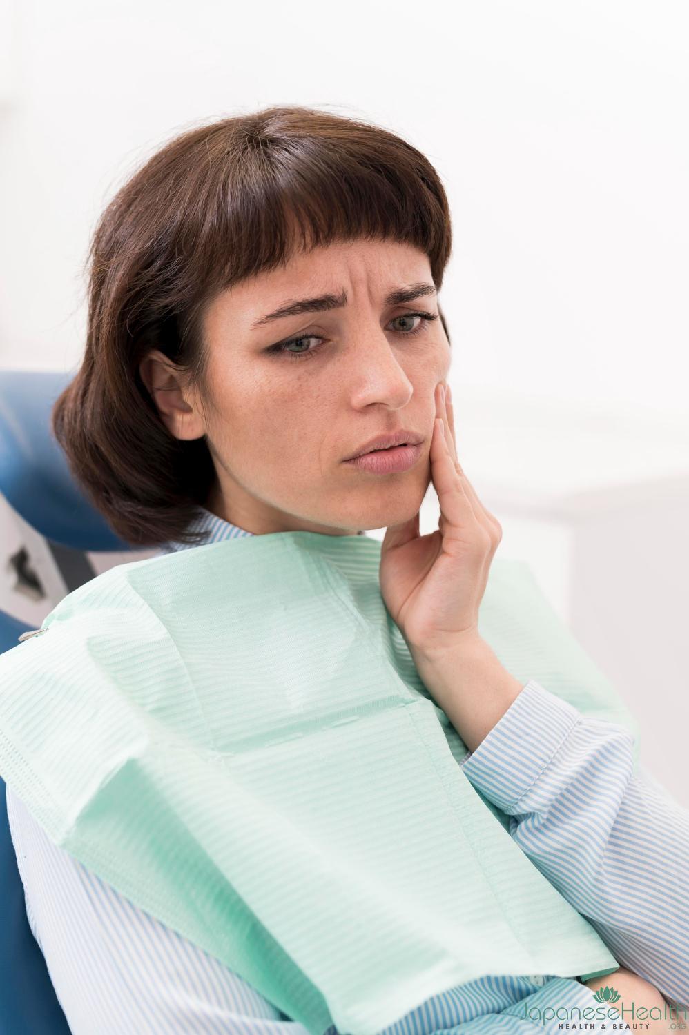 副鼻腔の炎症は、腫れを伴い、これが歯の神経根に圧力をかけることがあります。