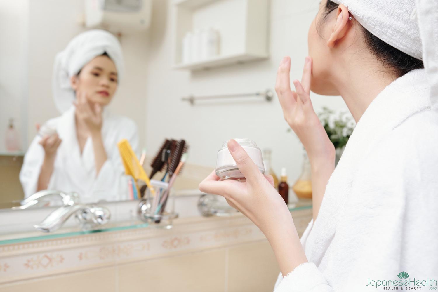 ハイドロキノンは基本的に1日1回、夜の洗顔後に使用することが推奨されています。