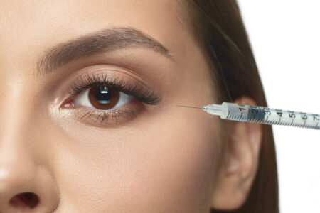 ヒアルロン酸注入は、目のくぼみを自然に補填する治療法として広く認識されています。