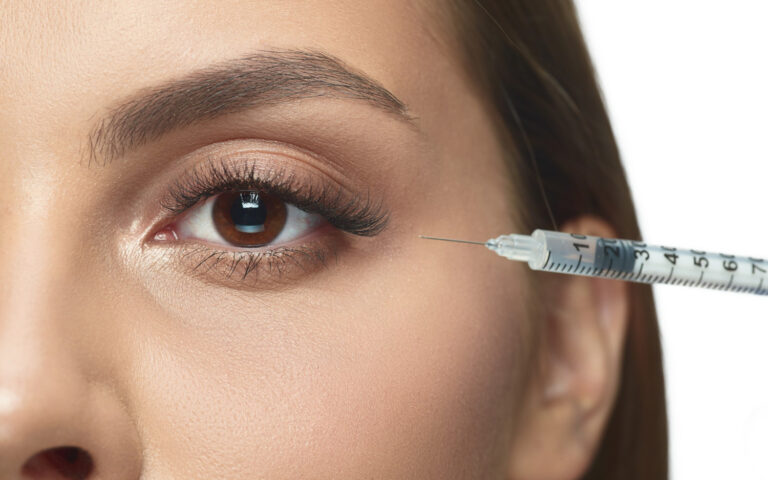ヒアルロン酸注入は、目のくぼみを自然に補填する治療法として広く認識されています。