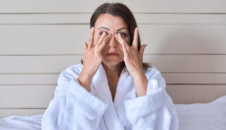 目の下のたるみは、加齢やストレス、睡眠不足などの要因で起こる一般的な美容問題です。