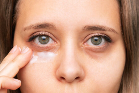 目の周りやまぶたの皮膚は、他の部位に比べて薄いのが特徴です。