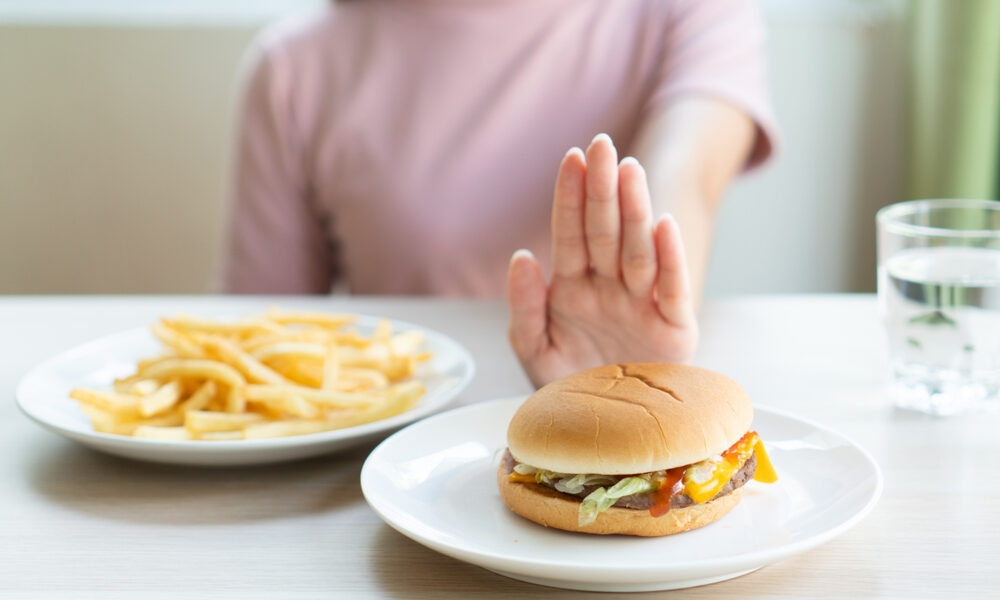 高コレステロールの方必見！避けるべき5つの食品カテゴリ