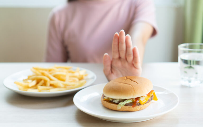 高コレステロールの方必見！避けるべき5つの食品カテゴリ