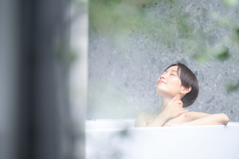 【産婦人科医が解説】産後の「よもぎ蒸し」は安全？効果の科学的根拠と推奨される正しいデリケートゾーンケア