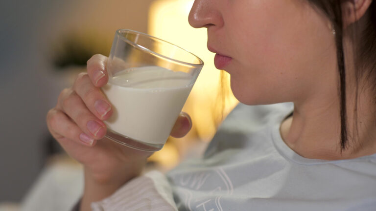 寝る前の牛乳、本当の効果は？科学的根拠と正しい飲み方 完全ガイド