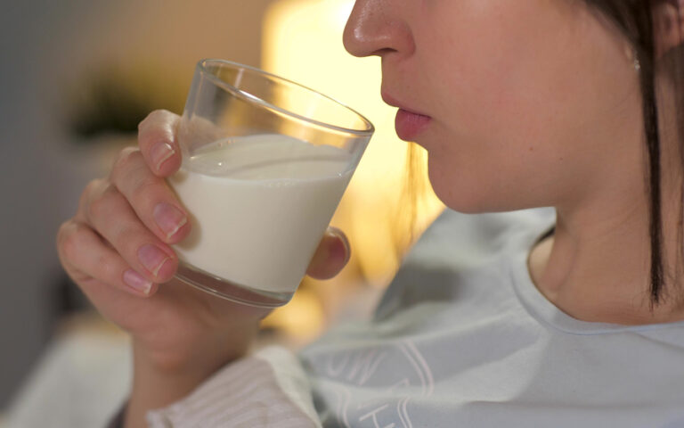 寝る前に牛乳を飲むとどうなる？｜意外な健康効果と注意点