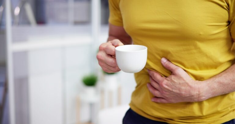 胃痛を和らげる飲み物【消化器内科医が徹底解説】安全な選び方と危険なサイン