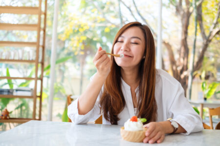 授乳中のお母さんがアイスクリームを食べても平気？赤ちゃんへの影響は？