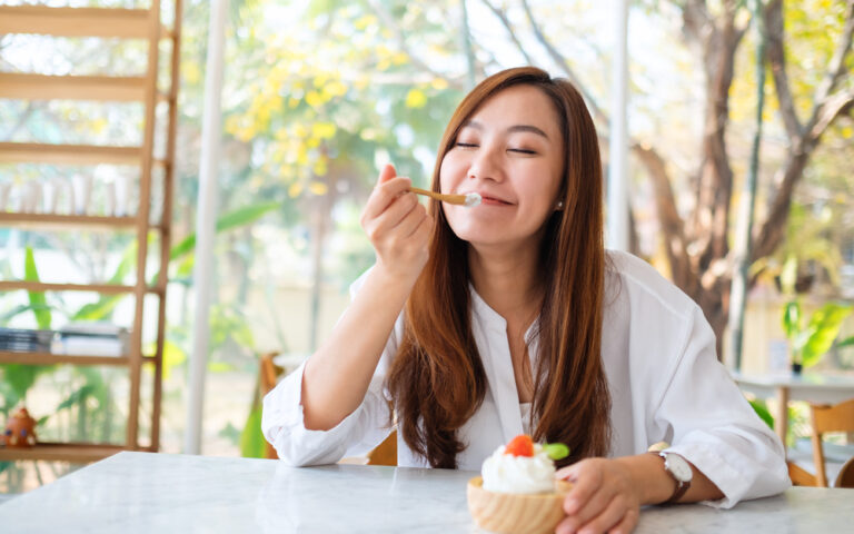 授乳中のお母さんがアイスクリームを食べても平気？赤ちゃんへの影響は？