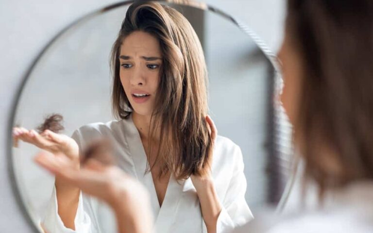 産後の抜け毛のすべて：原因、タイムライン、食事、ケア方法を2025年版完全ガイド