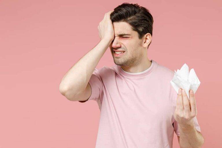 【医師が解説】その目の赤み、うつる？結膜炎の原因別症状・治療法と学校・仕事の対応ガイド