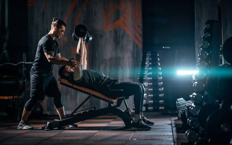 ジム通いで身長は縮むのか？成長期の子供のための科学的トレーニング完全ガイド