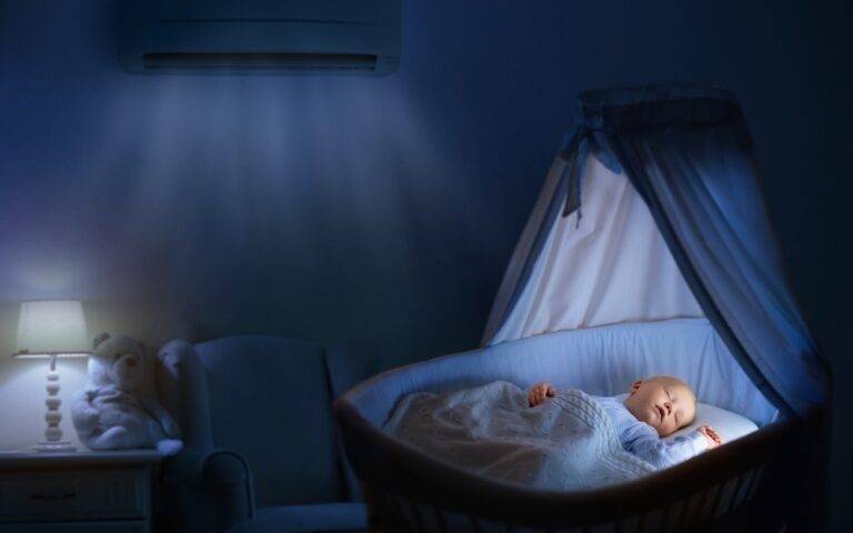 【小児科医が解説】子供の発熱時、エアコンは必須！間違いだらけの常識と、回復を早めるための安全な使い方【2025年最新版】