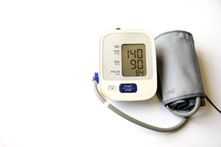 血圧140/90は危険？放置するリスクと治療開始の全知識｜食事療法から薬まで専門医が解説
