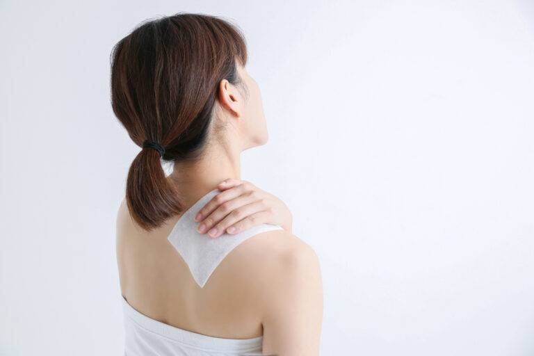 貼り薬（湿布）の効果と正しい使い方｜成分別の違いと副作用（光線過敏症・かぶれ）を徹底解説