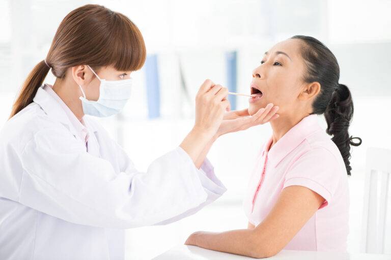 喉の痛み：医師の診察を受けるべき時、原因、そして最善の対処法についての包括的ガイド