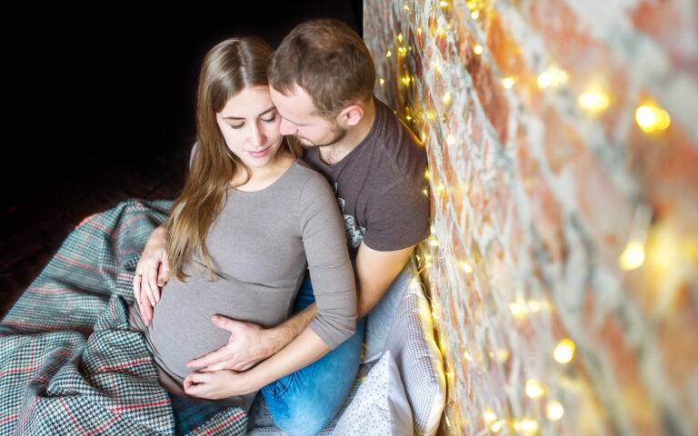 妊娠中の性行為は安全か？時期別の注意点、リスク、推奨される体位のすべて