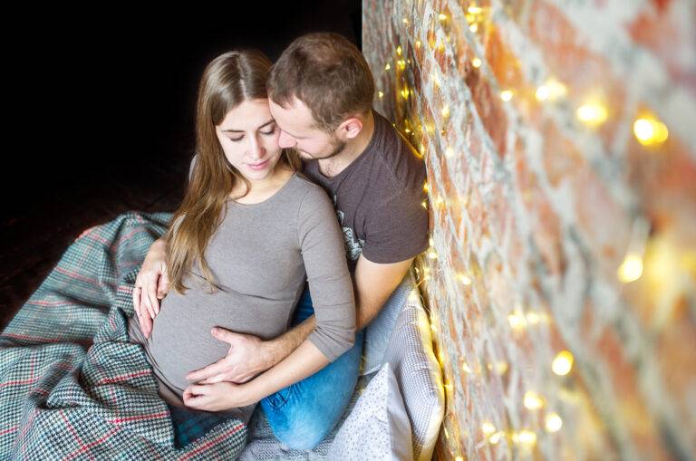 妊娠中の性行為は安全か？時期別の注意点、リスク、推奨される体位のすべて