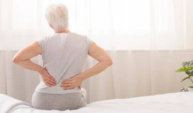 【整形外科医監修】朝の腰痛、原因はマットレス？病気？原因別の科学的対策とストレッチ