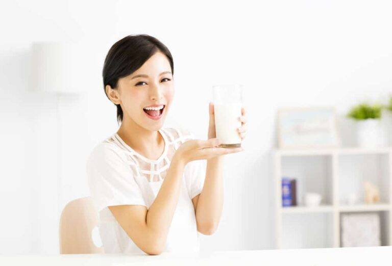 【科学的根拠】産後の牛乳は乳腺炎・アレルギーの原因？専門家が推奨量と選び方を徹底解説