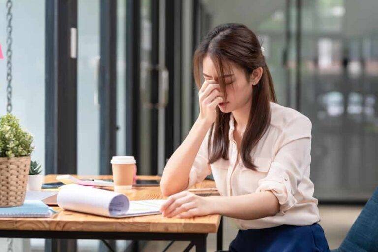 鼻筋の痛みと頭痛：その原因は？専門医が教える効果的な対処法と危険なサイン