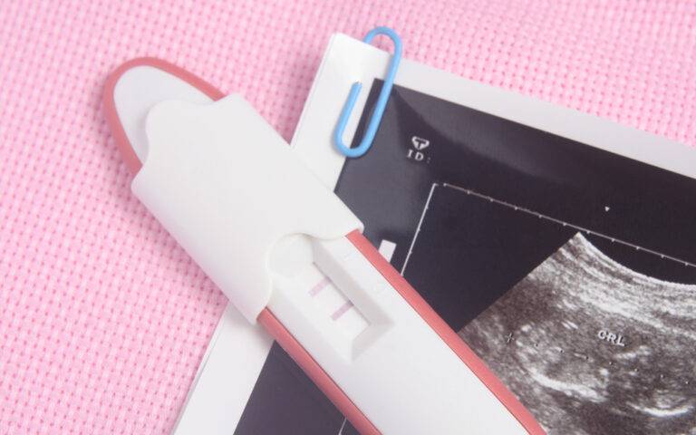 【科学的根拠に基づく】妊娠検査薬の薄い陽性線：蒸発線との見分け方、妊娠の可能性、そして次にすべきことの完全ガイド