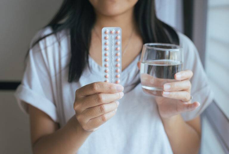 授乳中のピル服用完全ガイド：日本の母親が知るべき安全性、種類、正しい使い方