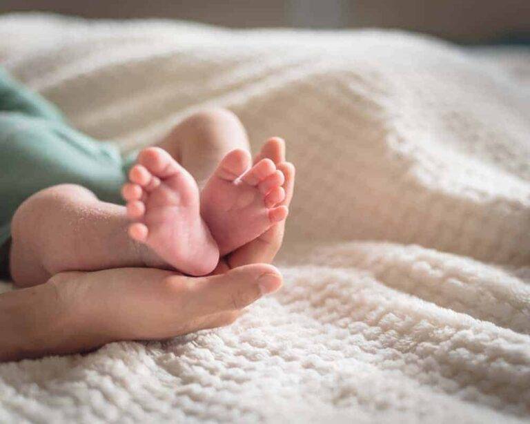 人工授精で生まれた子は自分の子か？日本の法律・医療・感情面を徹底解説