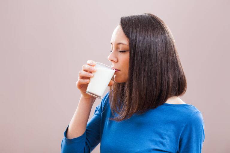 【医師・研究者が徹底解説】胃痛のとき牛乳は逆効果？科学的根拠から見る原因別の正しい対処法