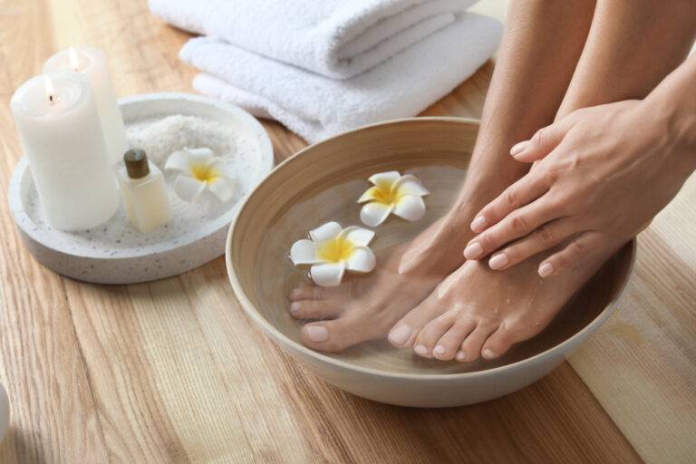 静脈瘤に足湯は「逆効果」って本当？温める・冷やすの正解と、専門医が教える安全なセルフケア術