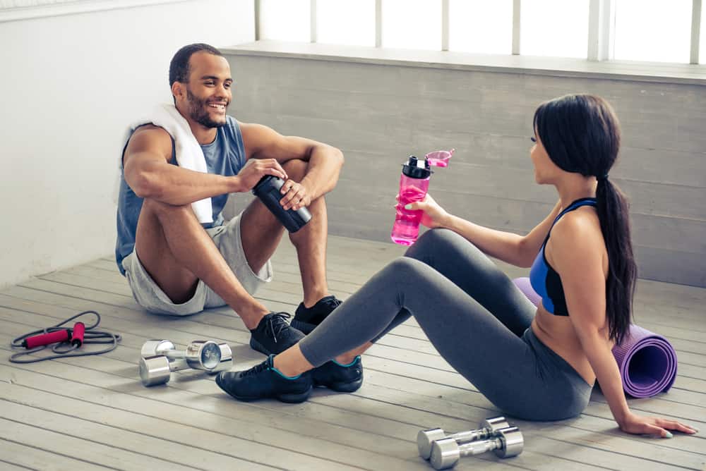 運動後に水を飲むべきか | 健康的なリカバリーのポイント