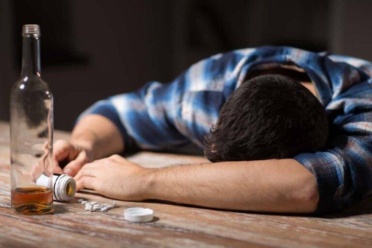 【救急医監修】急性アルコール中毒の症状と対処法｜命を救うための正しい判断基準