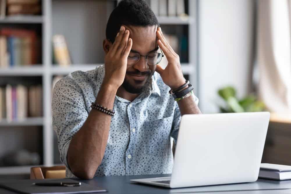 なぜ眼鏡をかけると頭痛がするのか？原因の徹底分析と効果的な対策