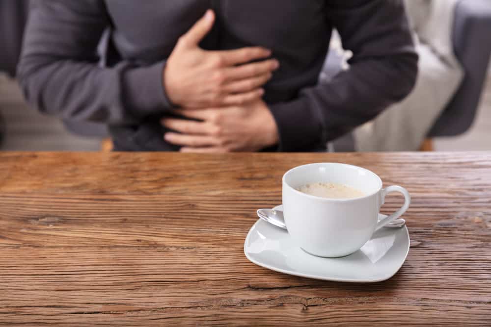 コーヒーを飲むとお腹が痛くなるのはなぜ？医学的根拠と専門家による対処法