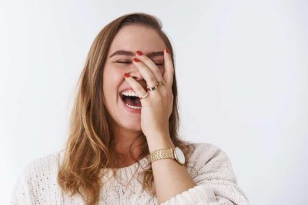 たくさん笑うことは精神疾患の兆候？真実を探る