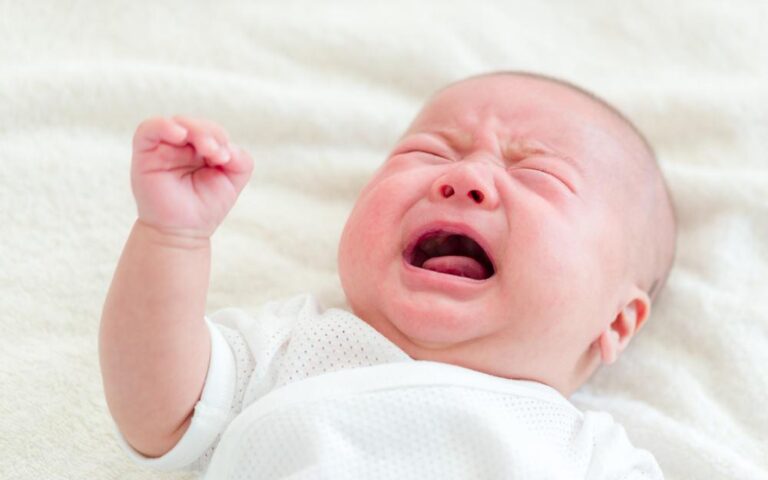 赤ちゃんの「お腹の不調」完全ガイド：原因の見極めと適切なミルク選びのすべて