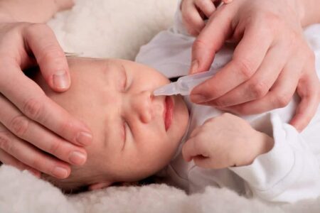 赤ちゃんの鼻づまりを和らげる9つの民間療法 | 親が知っておきたい注意点