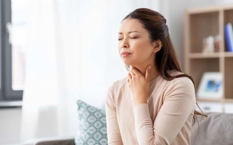 喉と耳が同時に痛いのはなぜ？考えられる10の原因と危険なサイン、耳鼻咽喉科専門医が教える正しい対処法