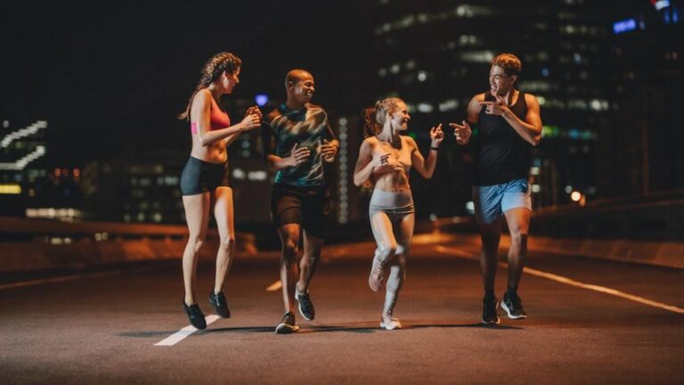 夜の運動は睡眠の質を低下させる？科学的根拠に基づく「ゴールデンタイム」と最適な運動法