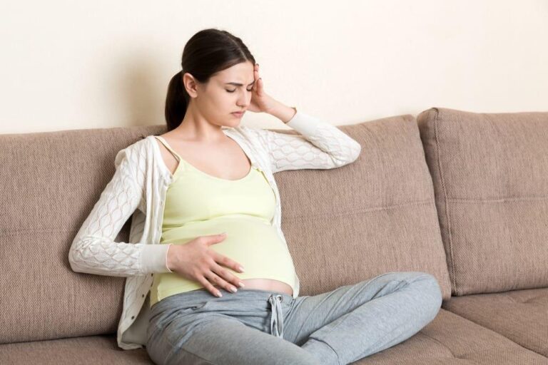 【産科医監修】妊娠中の右腹部痛：原因と対処法、危険なサインの完全ガイド