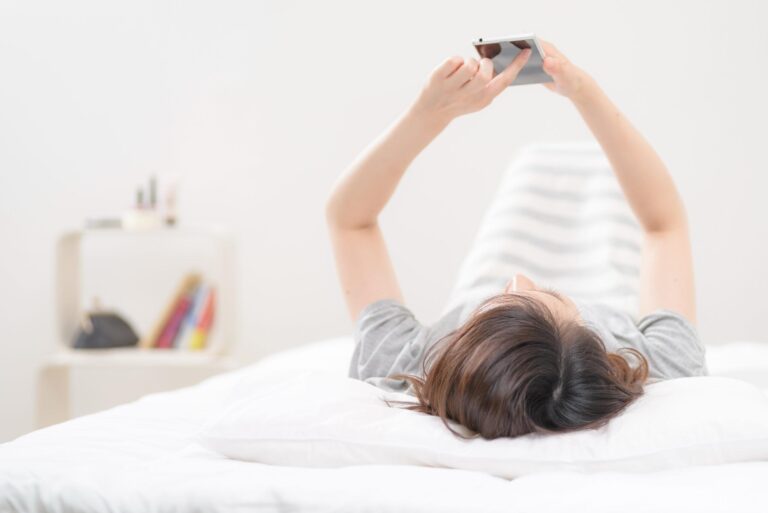 寝る前のスマホ、本当の害は光より「情報」？睡眠改善の鍵を徹底解説