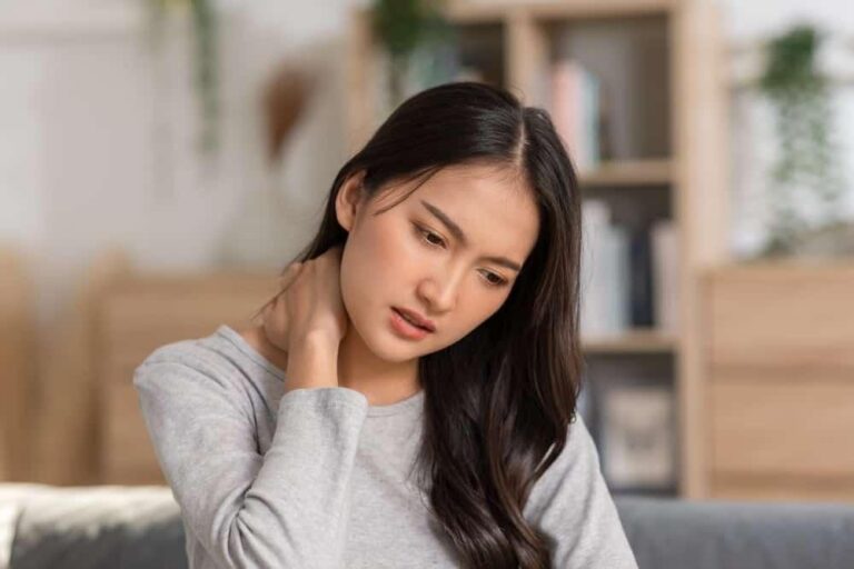 【産婦人科医が解説】妊婦のつらい首肩の痛み、原因と安全な解消法｜危険なサインの見分け方