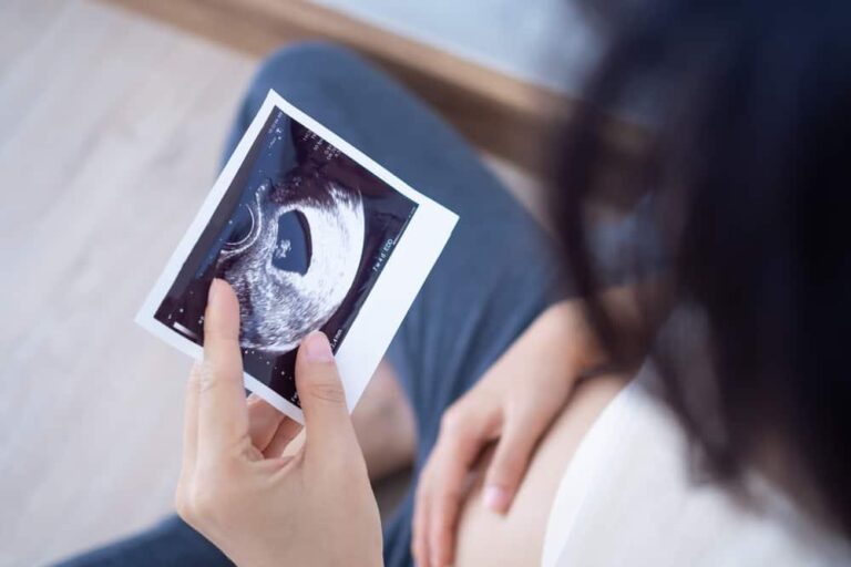 妊娠初期の腹痛は危険？心配ない痛みと危険なサインの見分け方・対処法のすべて