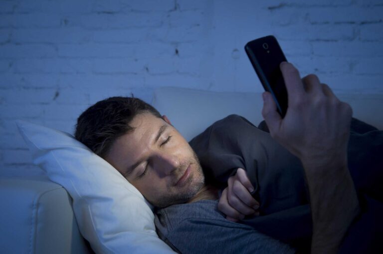 ブルーライトが睡眠に与える影響のすべて：科学的根拠から実践的対策まで完全ガイド